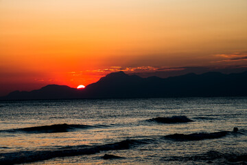 tramonto sul mare 01 - ultime luci sul mare con promontorio e onde