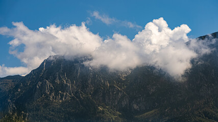 Berg von Wolken bedeckt