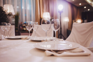 glasses and plates in the restaurant.