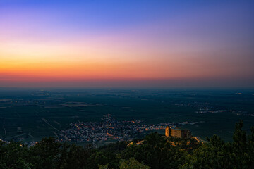 Fototapeta premium Hambacher Schloss zum Sonnenaufgang 