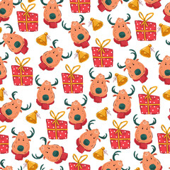 Obraz premium Christmas vector cartoon seamless pattern with reindeer head, gift box and gold bell on a white background.