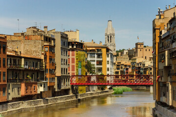Fototapeta na wymiar puente de las Peixeterias Velles sobre el rio Onyar, la iglesia de Sant Feliul al fondo,Girona,Catalunya, spain, europa