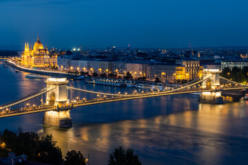 Fototapeta na wymiar Night view of the Danube river embankment in Budapest. Hungary