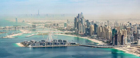 Vue aérienne panoramique sur les toits de la marina de Dubaï avec la grande roue Dubai Eye, Émirats Arabes Unis