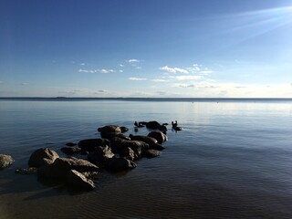 Ряд камней уходящий в море