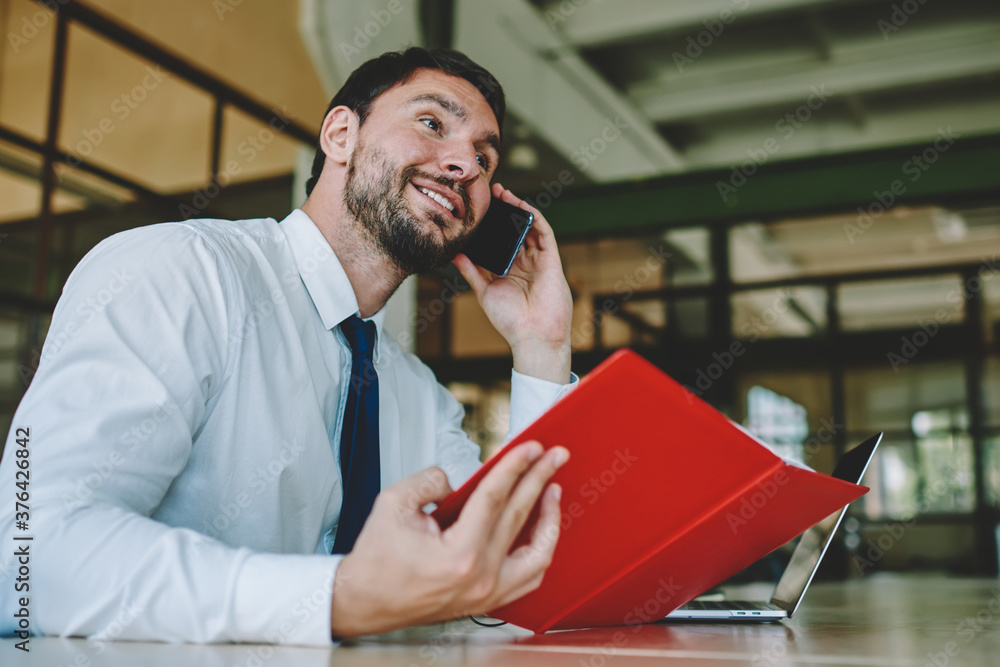 Aufkleber successful entrepreneur communicating with partner via smartphone for discussing accounting from not