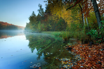 Fototapeta na wymiar Morning autumn lake