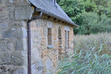 Fototapeta na wymiar House in granite stones at the Pellinec bay in Brittany. France