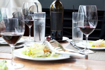 テーブル上のワインとサラダ