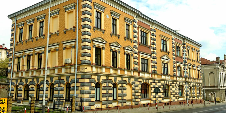 zamek, Rzesz&oacute;w, Łańcut, fosa, mury, obronne, fortyfikacja, rynek, pomnik, rycerz, piast,  park, drzewo, skansen, zabudowa, drewniana, pies, kot, posiłem ,miska, panorama, park, las, krzyż cmentarz, dz