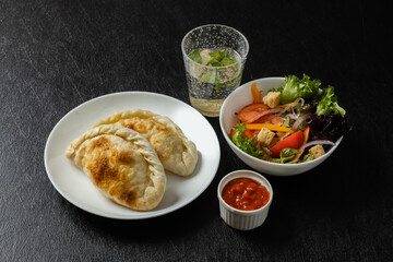 イタリアの具入りパン カルツォーネ　 Italian Bread (calzone)
