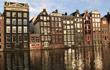 Romantisches Amsterdam; Häuserzeile am Damrak (Rückseite der Warmoesstraat)
