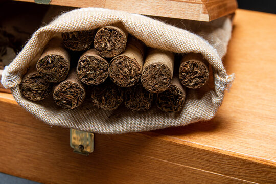 Puros o tabaco dentro de caja de madera
