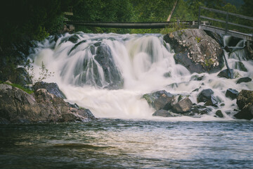 Fototapeta premium Wodospad Kjærrafossen nad rzeką Numedalslagen