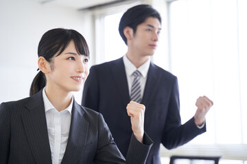 オフィスで目標に向かってやる気を見せる日本人ビジネスパーソン