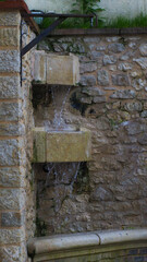 Petite fontaine en pierre en plein cœur de la ville d'Éauze
