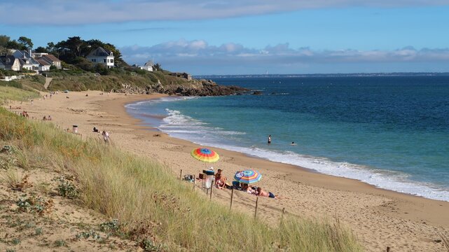 Plage de Bonne-Source &agrave; Pornichet, en Loire-Atlantique, au bord de l'oc&eacute;an Atlantique, avec vue sur la pointe de Congrigoux (France)