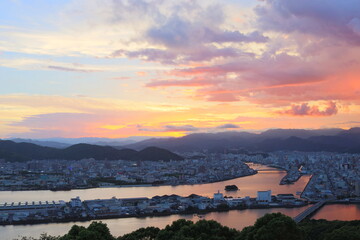 Fototapeta premium 夕焼けに染まる 鏡川 夏の終わり（高知県 高知市街地）