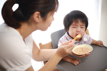 離乳食を嫌がる赤ちゃん