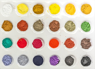 Bunte Farbpalette mit Trockenpigmenten