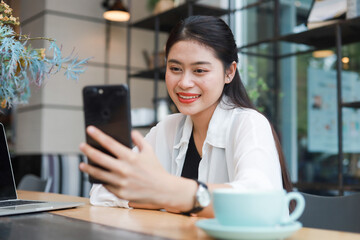 Obraz na płótnie Canvas Asian woman in cafe