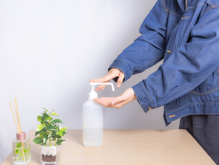 アルコール消毒をする男性