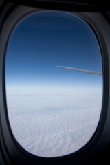 Fototapeta na wymiar 飛行機の窓から見た空