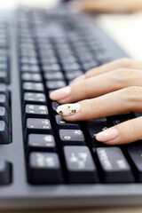 キーボードを入力する女性の手元