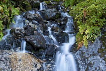 Obraz premium Wasserfall beim Wandern Whistler, Joffre Lakes