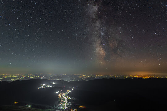 Milky Way above the city lights © Xalanx