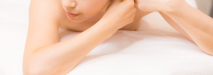 美容室でエステをしている綺麗な裸の若い女性の上半身