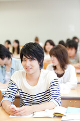 携帯電話を見る大学生