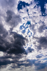 Fototapeta premium Sonne scheint durch die dichte Wolkendecke