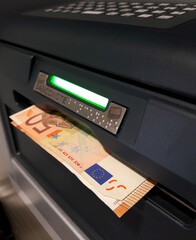 Prelevare banconote da 50 euro allo sportello della banca