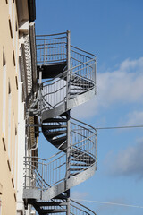 Treppenstufen, Au&szlig;entreppe aus Stahl an einer alten Hausfassade, Blauer Himmel, Deutschland, Europa