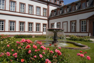 Fototapeta na wymiar Schalenbrunnen Schloss Philippsruhe in Hanau mit Schlossgarten