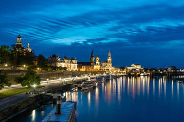 Fototapeta na wymiar view of the Saxon capital city Dresden and the Elbe River at night