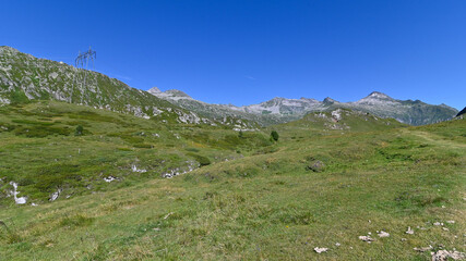 Fototapeta na wymiar Paesaggio in alta montagna nel mese di agosto