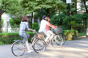 自転車で走る女子大学生