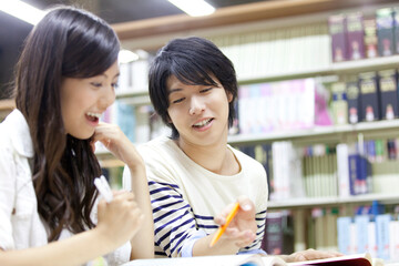 図書室で勉強する大学生