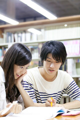 Obraz premium 図書室で勉強する大学生