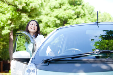 車に乗る女性
