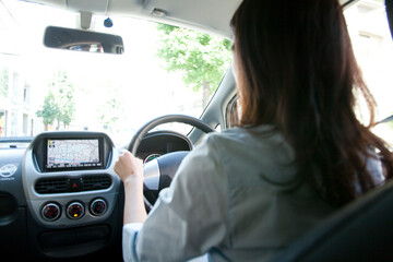 Fototapeta na wymiar 電気自動車を運転する女性