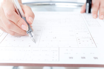 婚姻届に記入する女性の手元