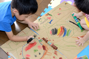 お絵描きする子供
