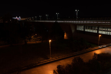 Fototapeta na wymiar light from street lights illuminates at night in the darkness in the city