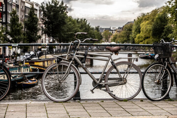 Fototapeta na wymiar bicycles in amsterdam in cloudy day