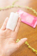 白いメイク落としシートと手と指