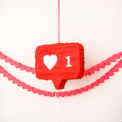 Piñata de corazón y likes.