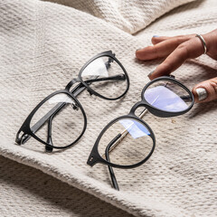 Gafas de lectura sobre tela